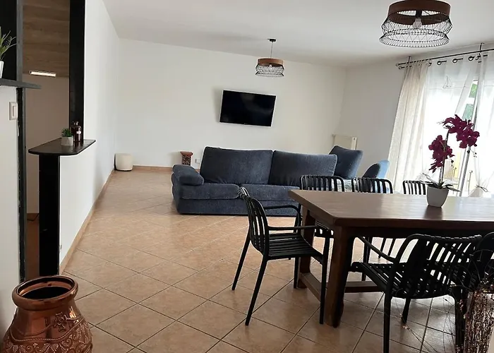 Maison Chaleureuse Bord De La Le Bernard